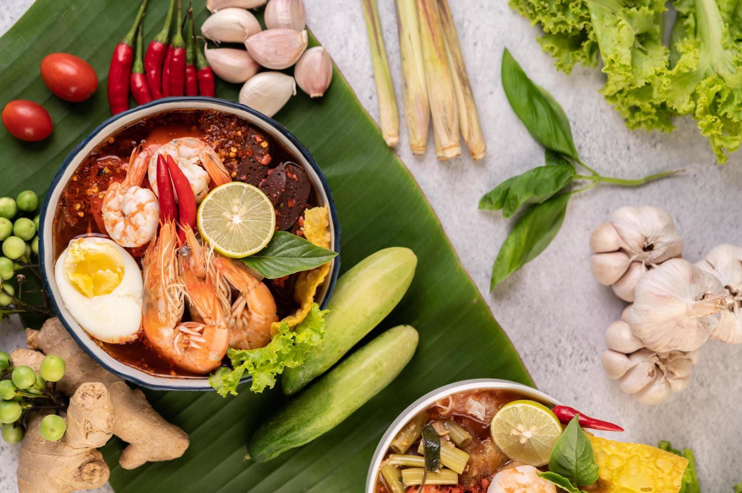 Tom Yum Nudeln mit Garnelen und gekochten Eiern foto