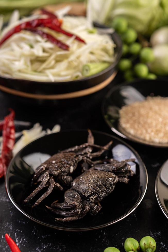 Papayasalat Zutaten mit fermentiertem Fisch foto