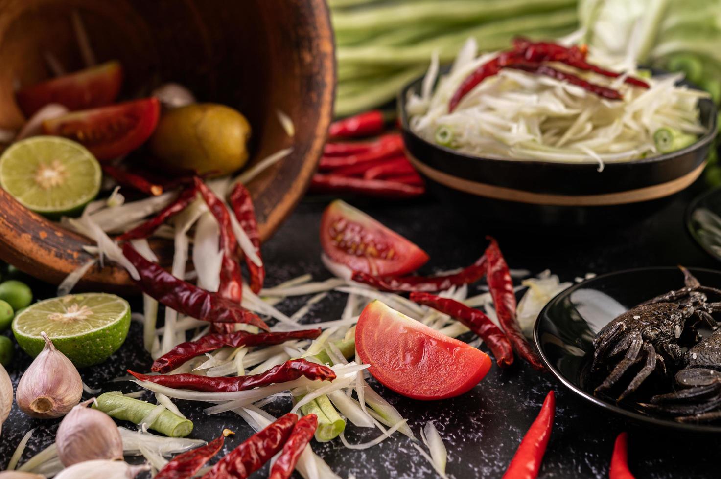 Papayasalat Zutaten mit fermentiertem Fisch foto