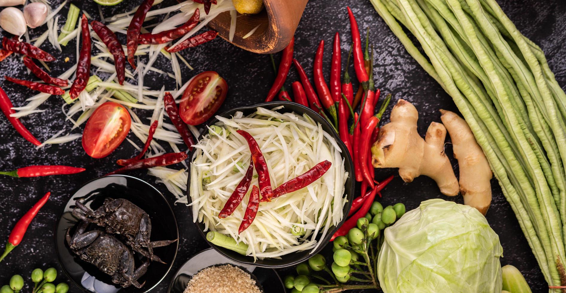 Papayasalat Zutaten mit fermentiertem Fisch foto