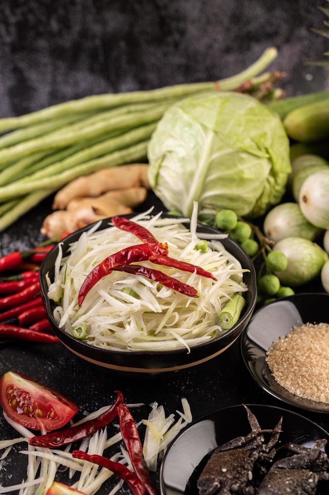 Papayasalat Zutaten mit fermentiertem Fisch foto