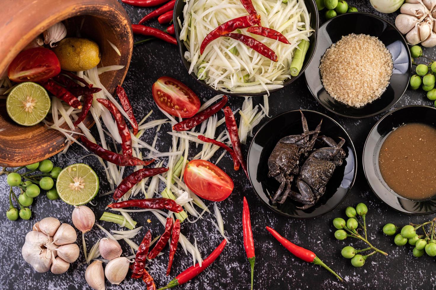 Papayasalat Zutaten mit fermentiertem Fisch foto