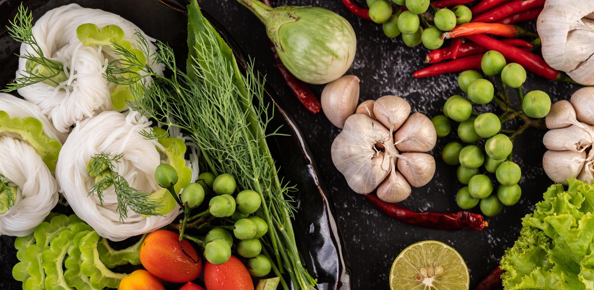 Reisnudeln mit Bohnen, Tomaten, Melonen und Chilis foto