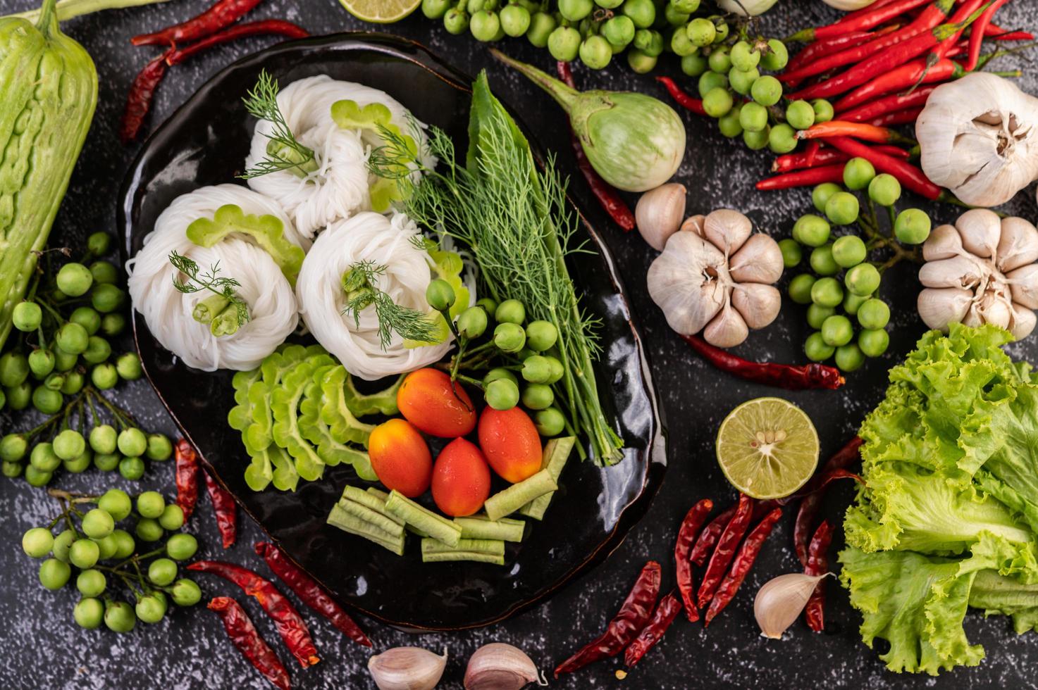 Reisnudeln mit Bohnen, Tomaten, Melonen und Chilis foto