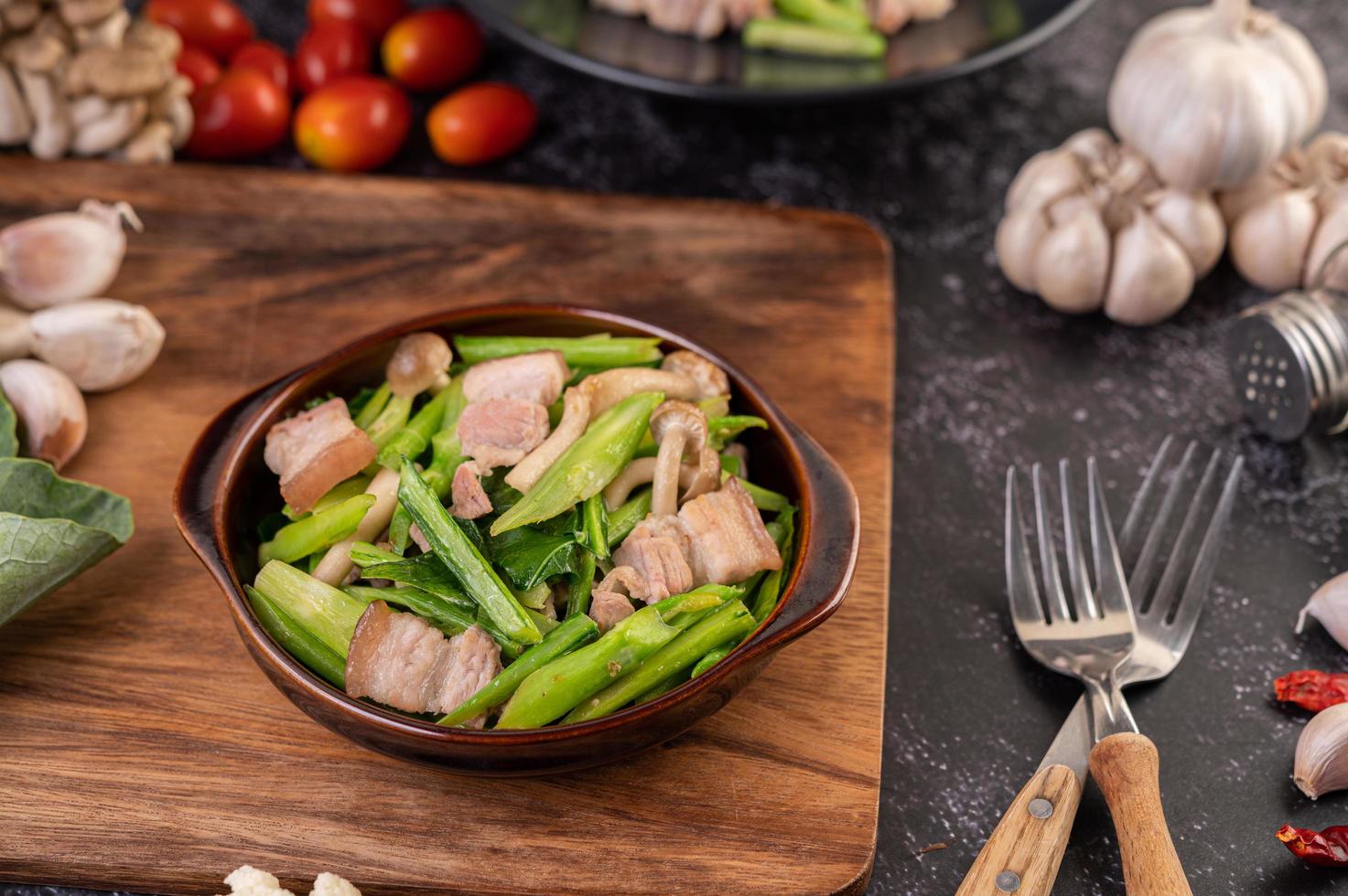 gebratener Grünkohl und Schweinebauch foto