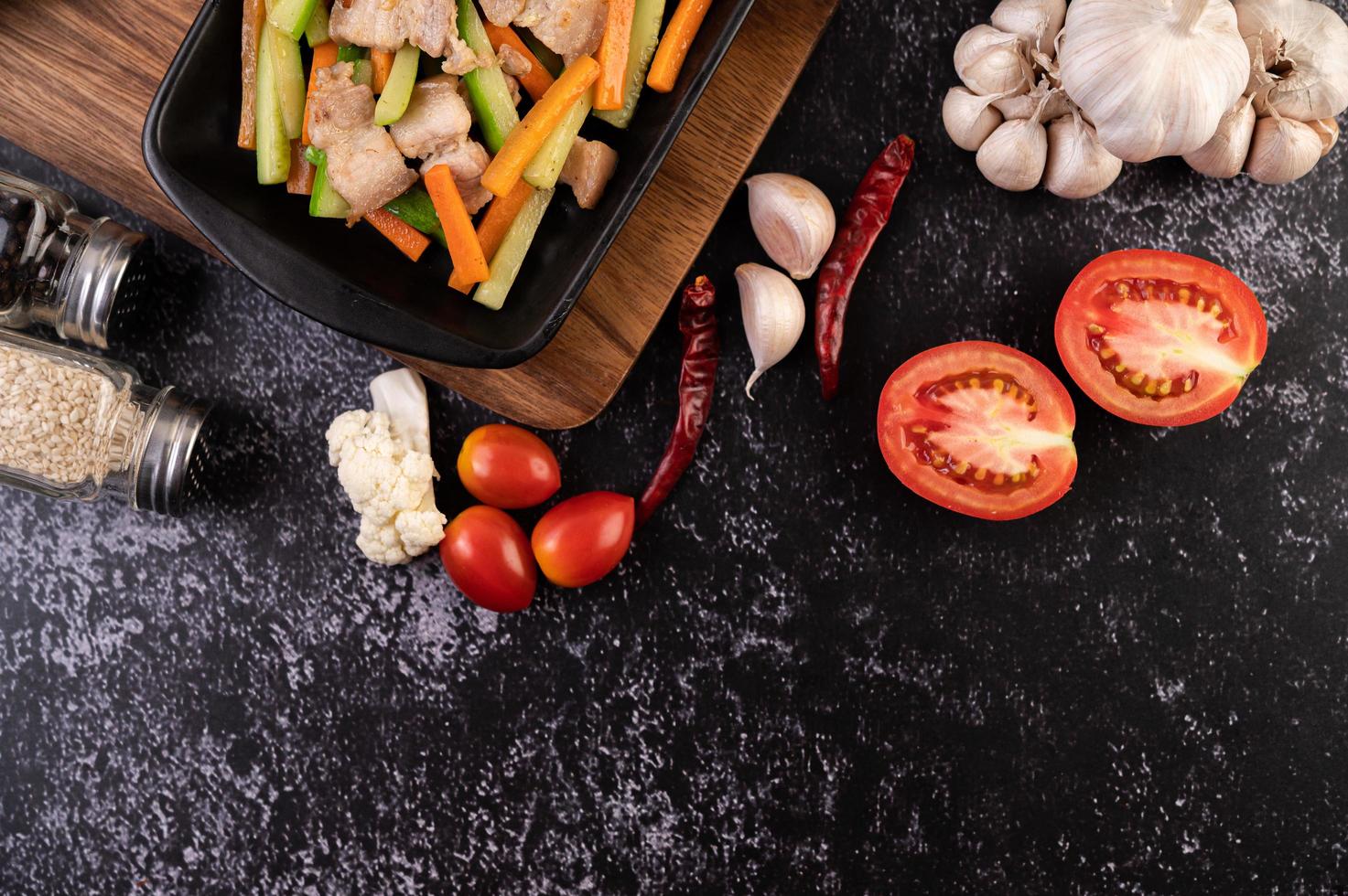 Gemüse mit Schweinebauch anbraten foto