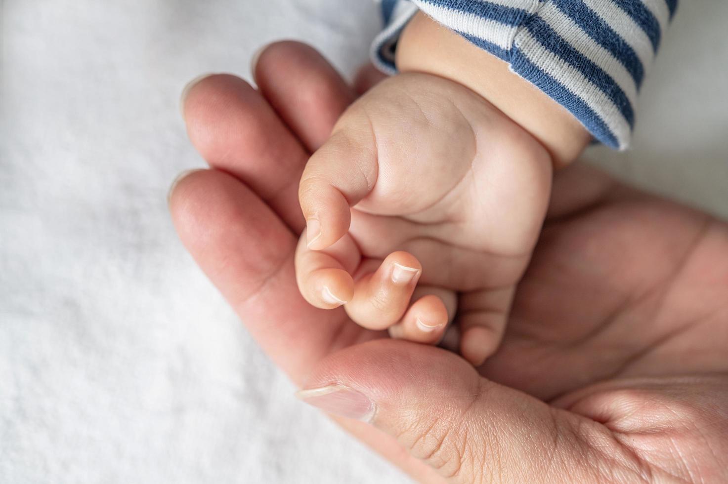 eine neugeborene Babyhand foto