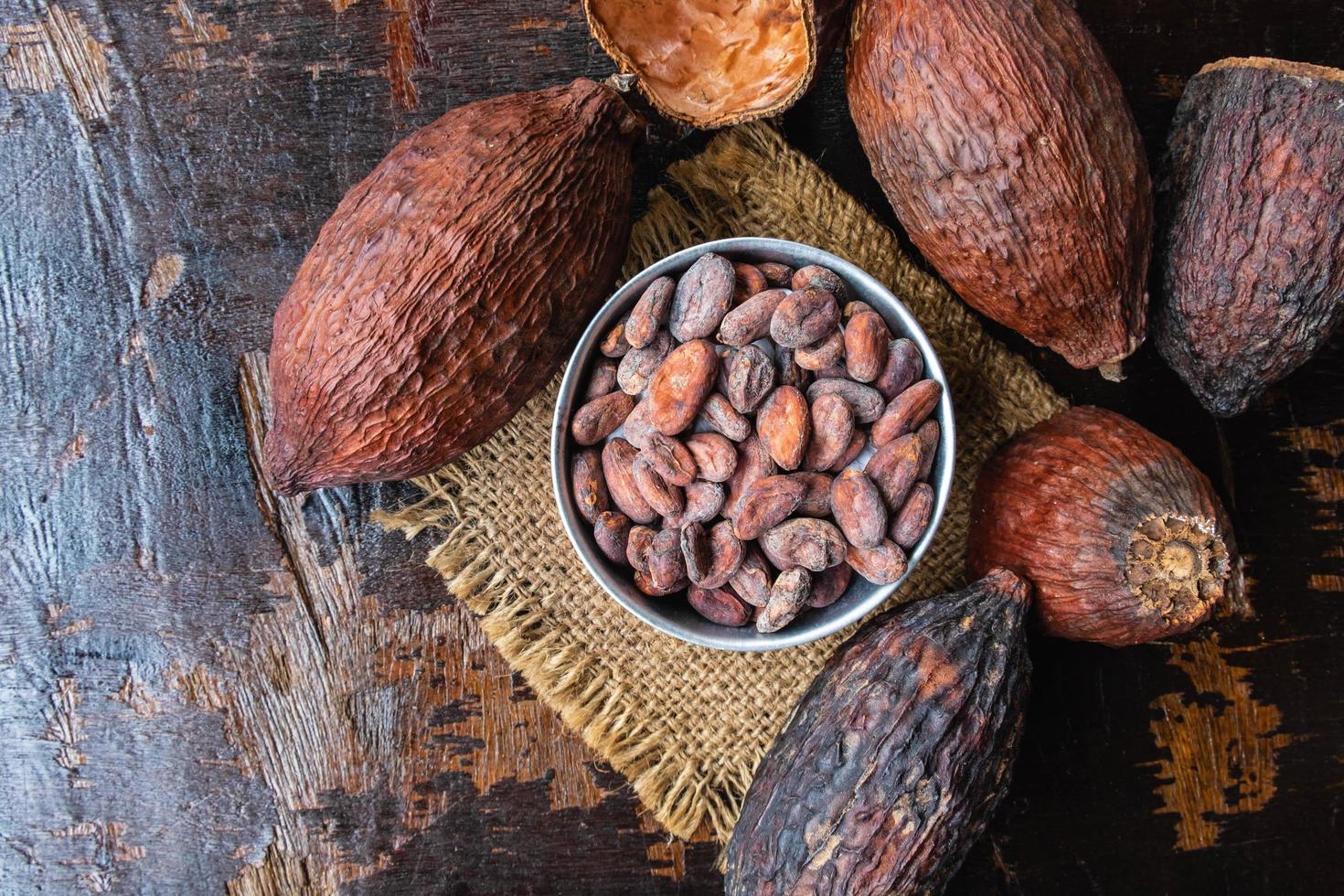 Draufsicht von Kakaobohnen in einer Schüssel auf einem Tisch foto