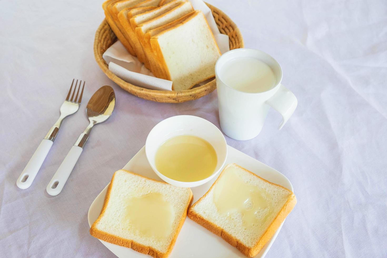 Brot und Dip auf einem Tisch foto