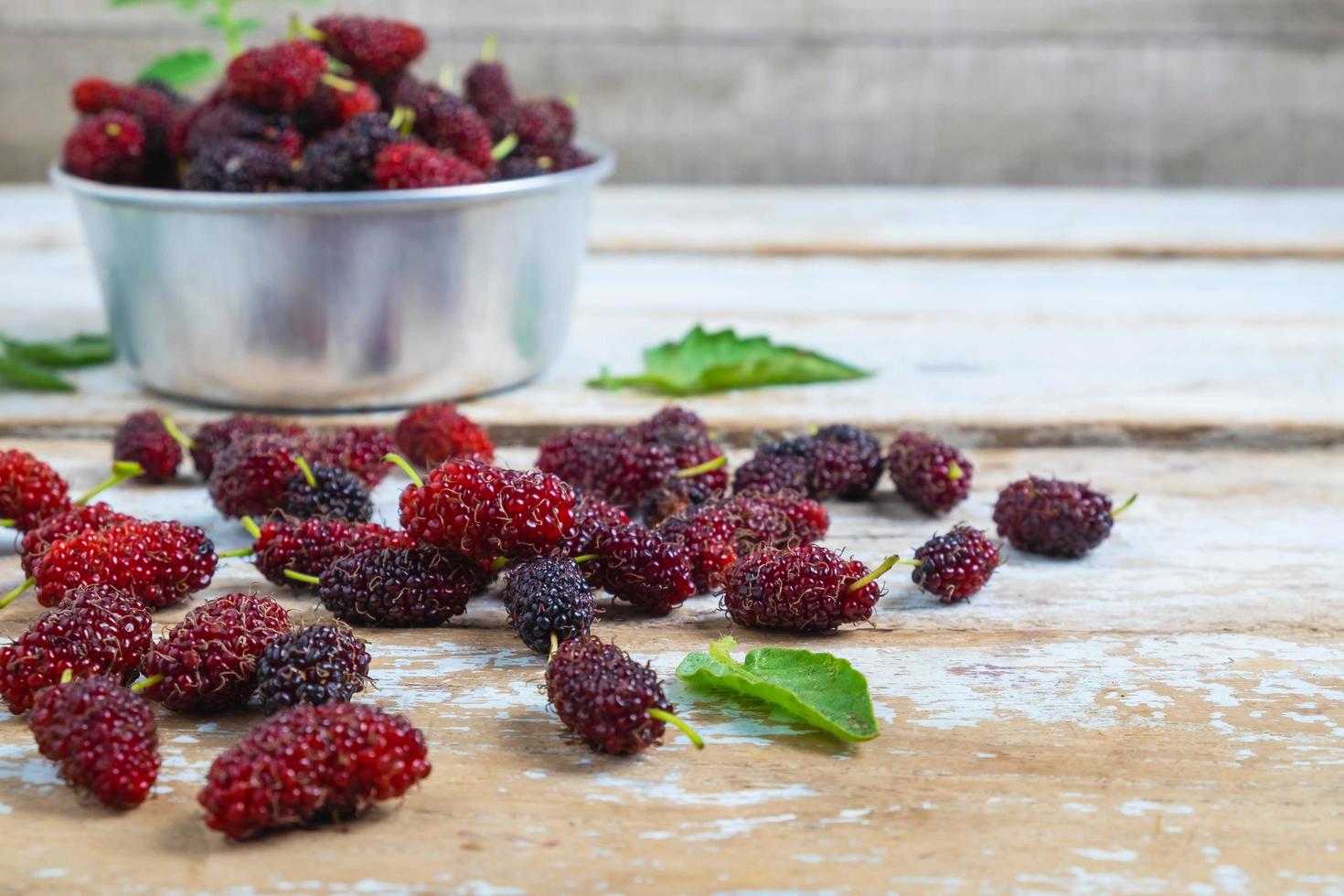 Maulbeeren auf einem Tisch foto