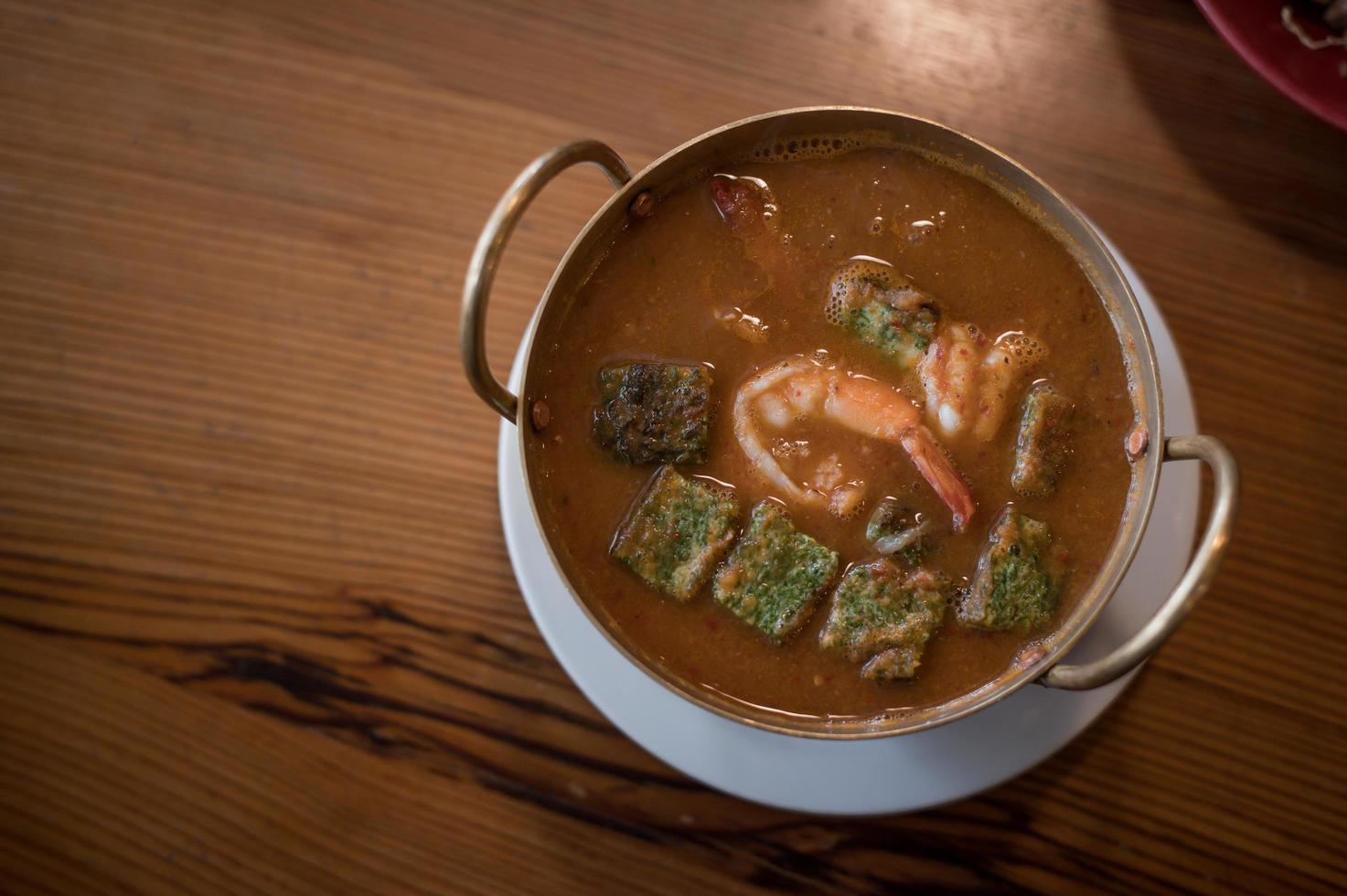 Cha-Om-Sauersuppe mit Garnelen foto