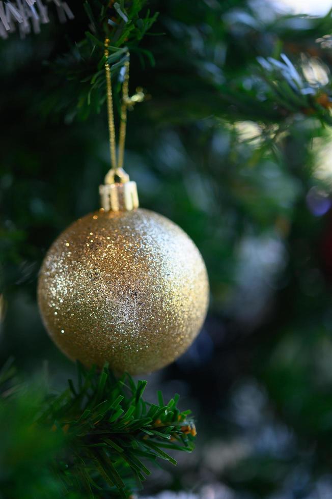 Nahaufnahme einer goldenen Kugel foto