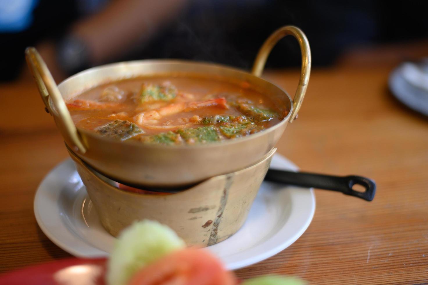 Cha-Om-Sauersuppe mit Garnelen im Topf foto