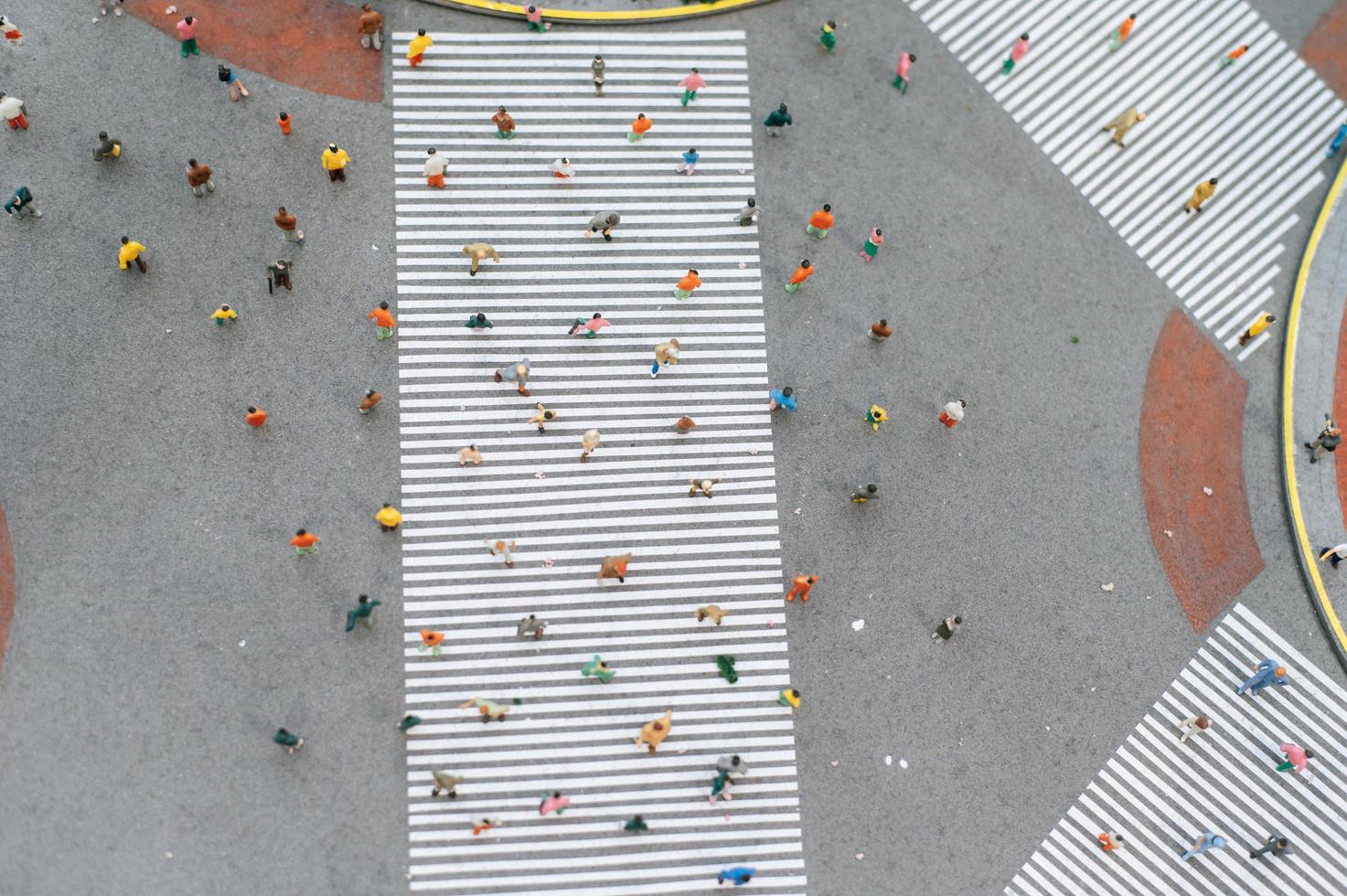 Draufsicht von kleinen Leuten, die auf der Straße gehen foto