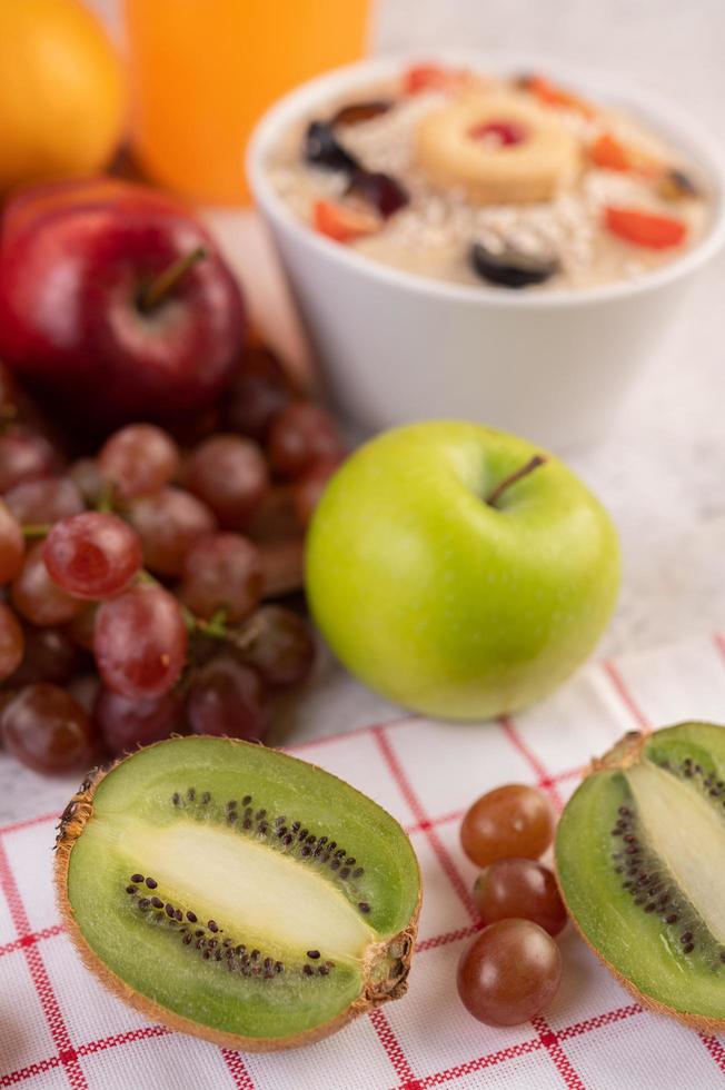 Kiwi, Trauben, Äpfel und Orangen foto