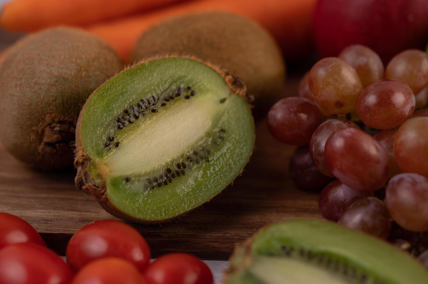 Kiwi, Trauben, Äpfel und Karotten foto