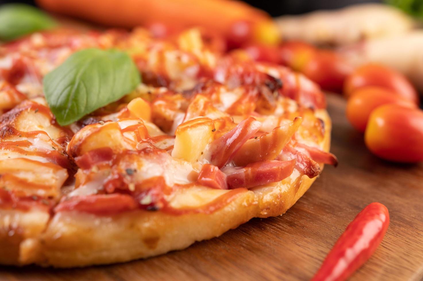 Nahaufnahme von Basilikum und Chili-Pizza foto