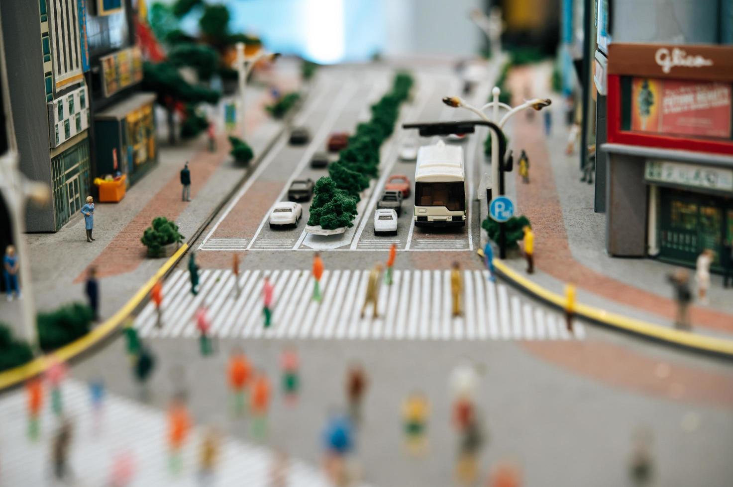 Nahaufnahme von Kleinwagenmodellen auf der Straße foto