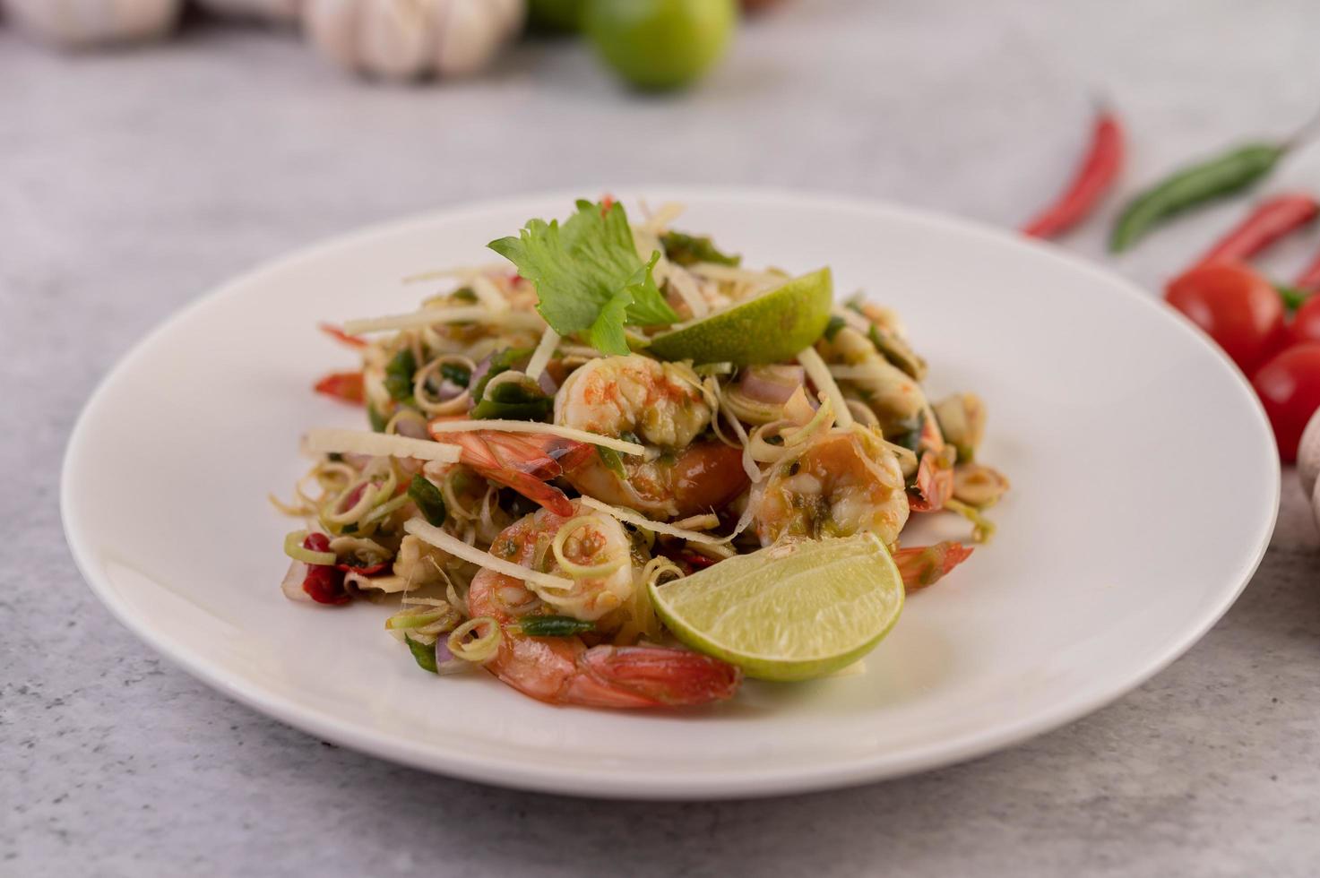 Garnelen gekocht mit Zitronengras und Gemüse mit Limette foto