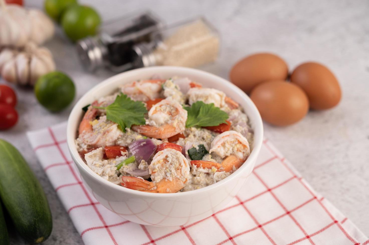 Garnelensalat mit Tomaten und Zwiebeln foto