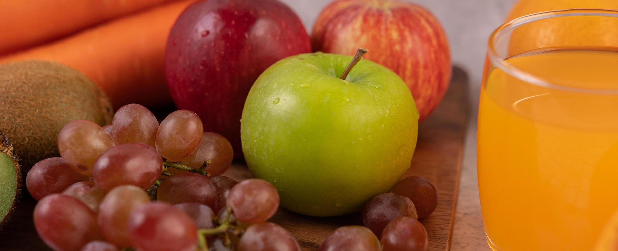 grüner Apfel, Trauben und Orangensaft foto