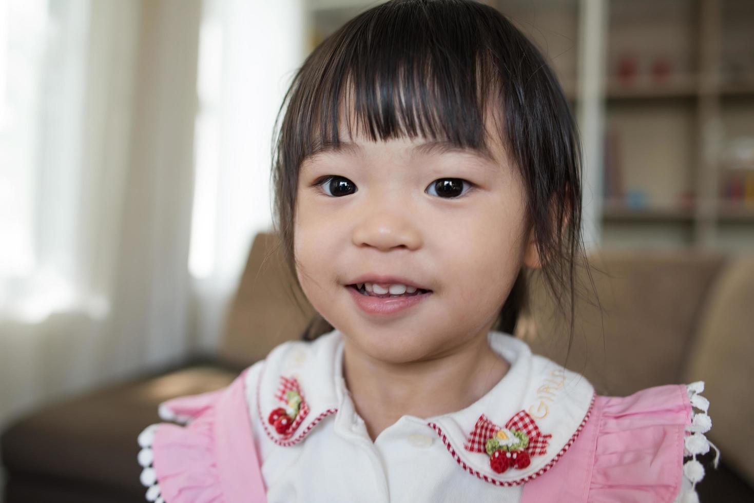 Porträt eines kleinen asiatischen Mädchens, das in ihrem Haus spielt foto