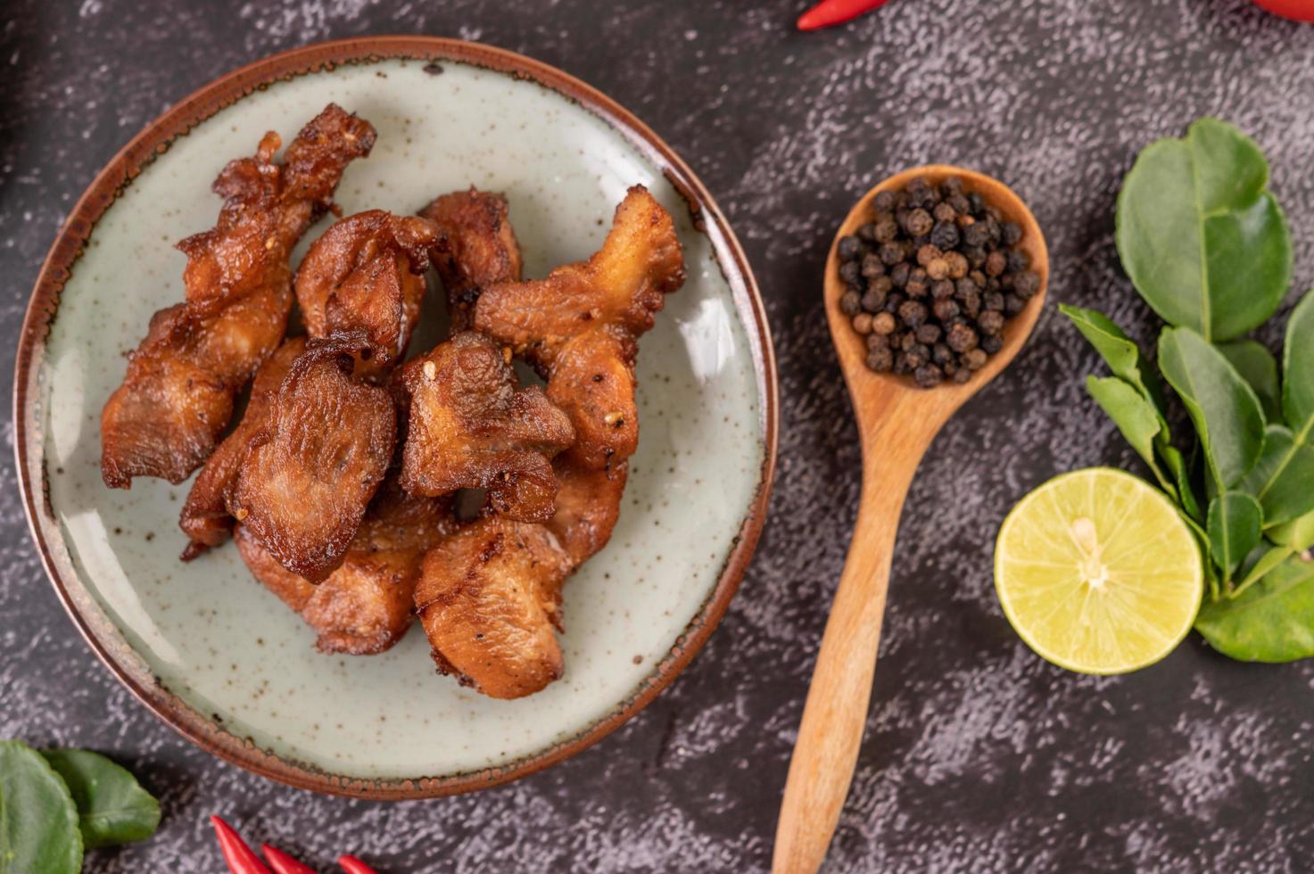 Schweinekotelett mit Chilis und Knoblauch foto