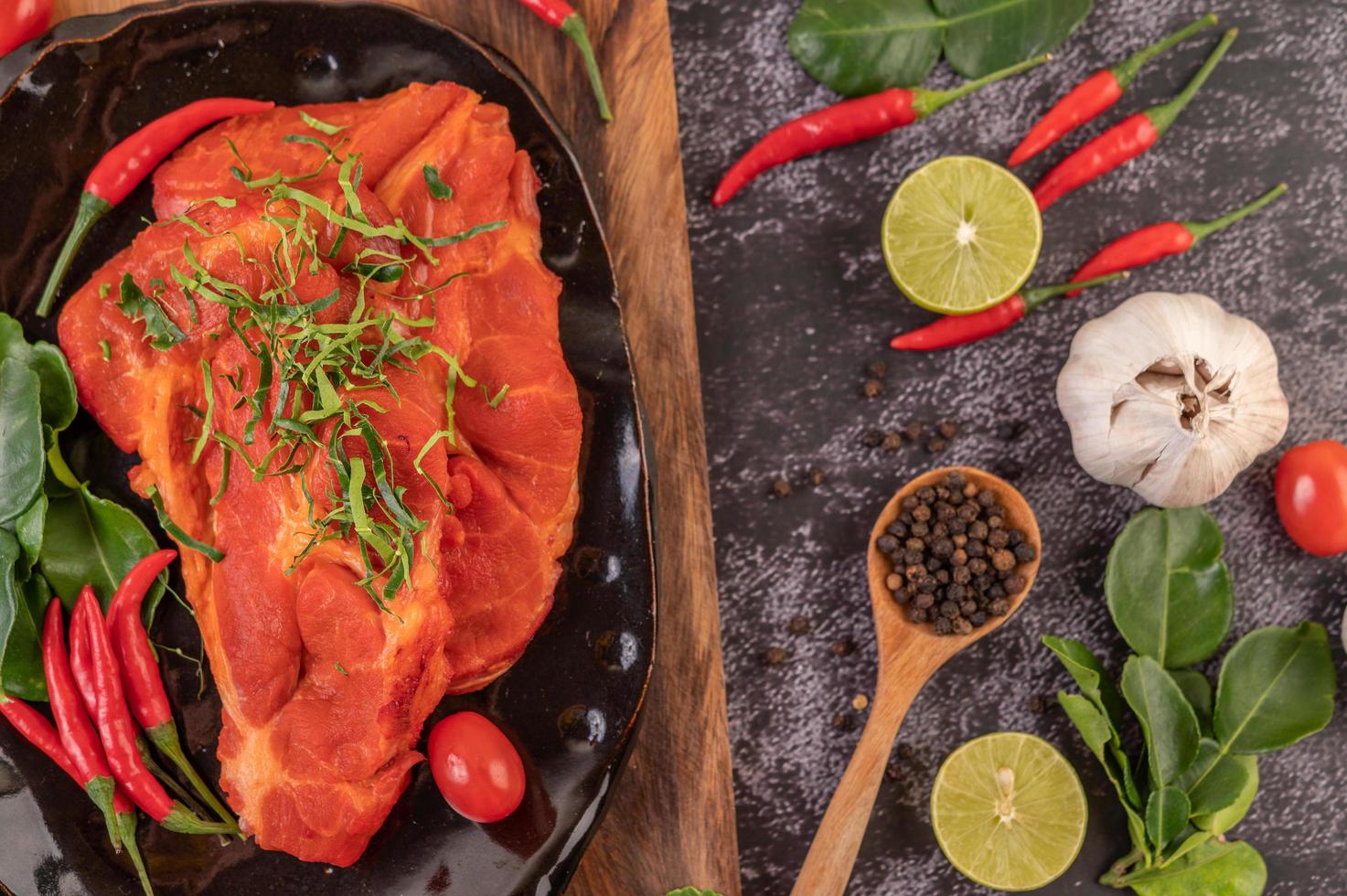 mariniertes Schweinefleisch mit Chilischoten foto