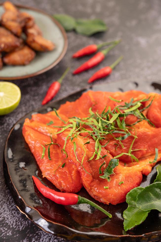 mariniertes Schweinefleisch mit Chilischoten foto