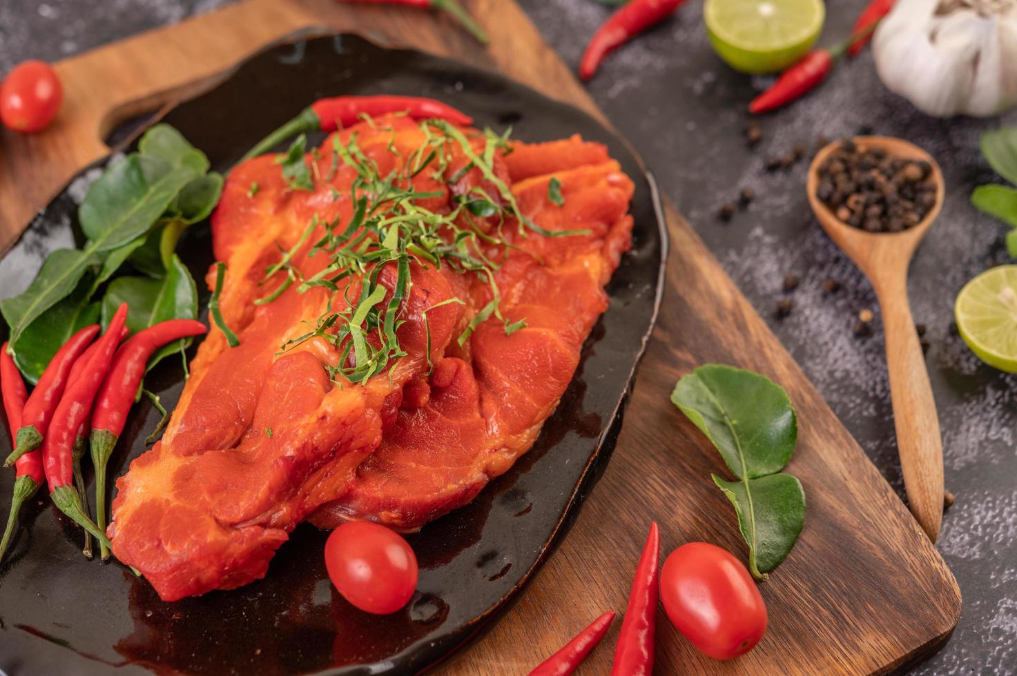 mariniertes Schweinefleisch mit Chilischoten foto