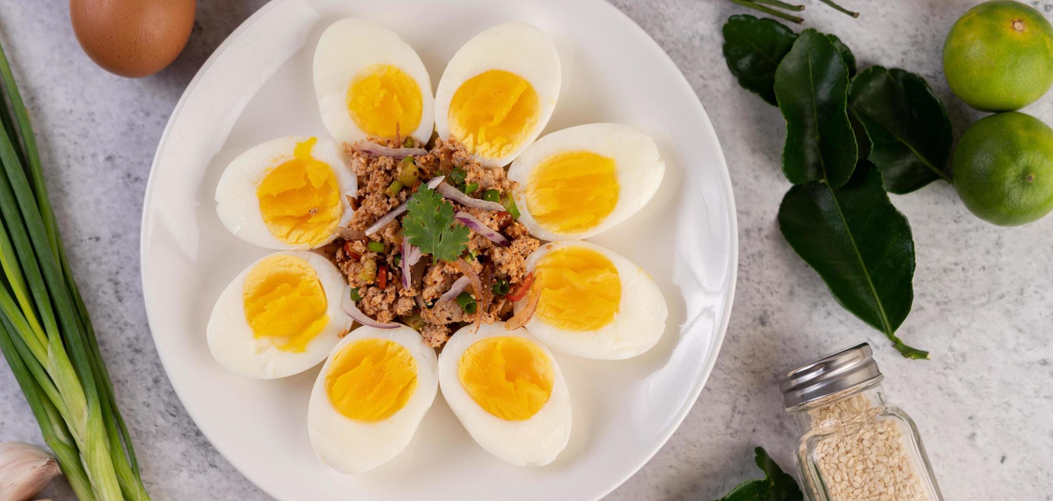 halb gekochte Eier mit Tomaten und Frühlingszwiebeln foto