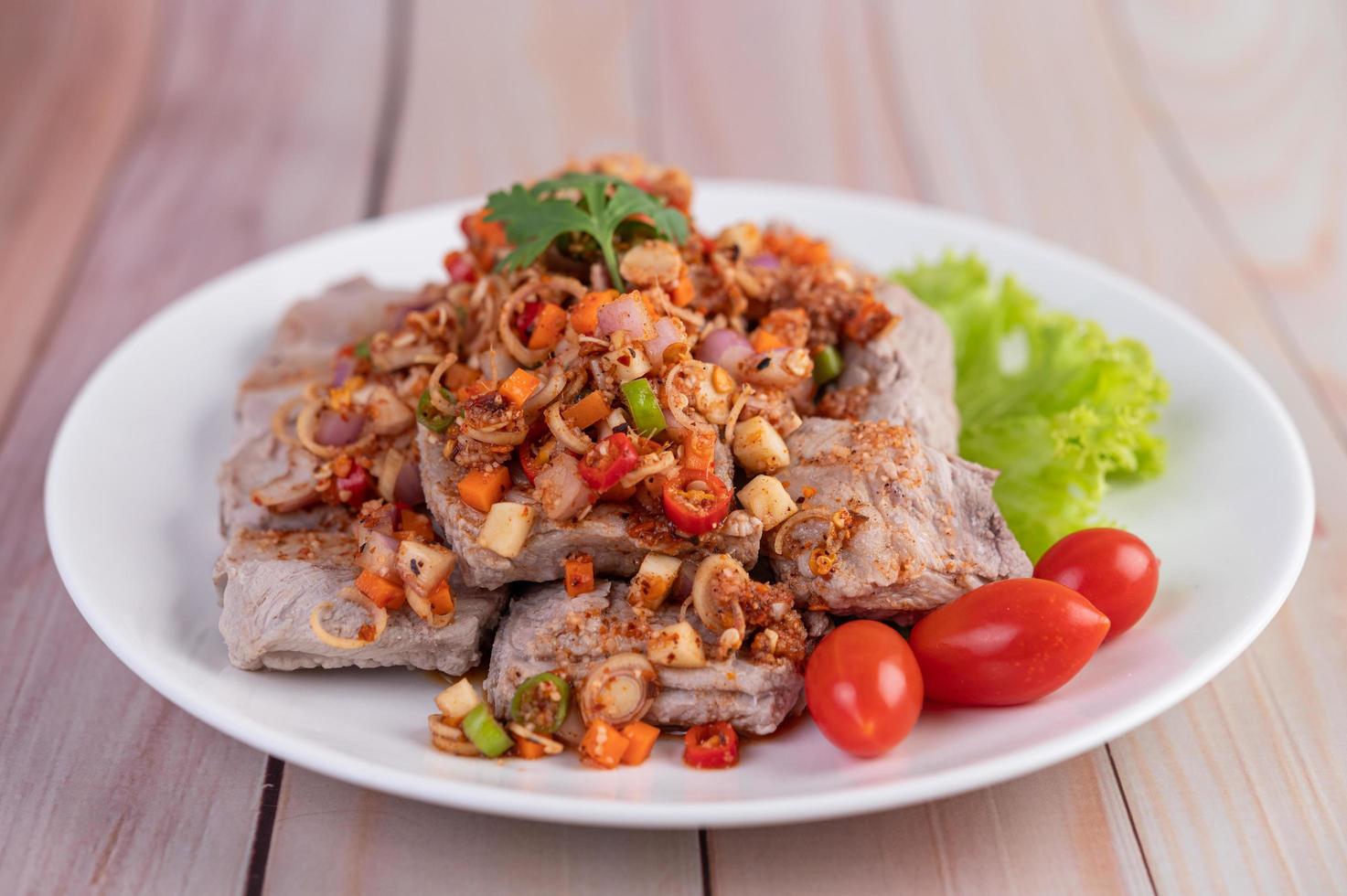 würziges Schweinefleisch mit Tomaten gehackt foto