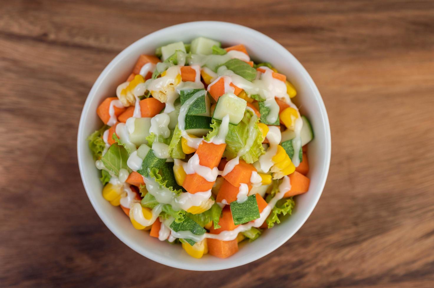 Gurken-, Mais-, Karotten- und Salatsalat foto