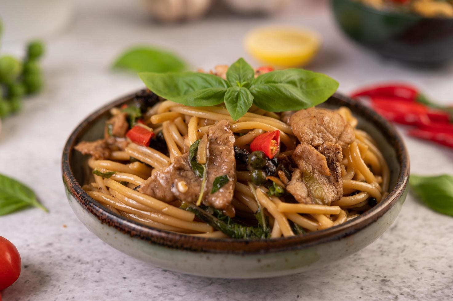 Rühren Sie braten Spaghetti und Schweinefleisch foto