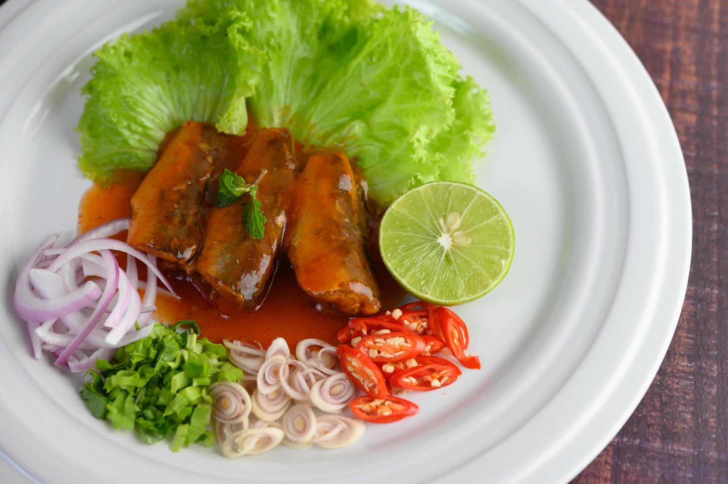 Sardinen mit Tomatensauce und Kräutern foto