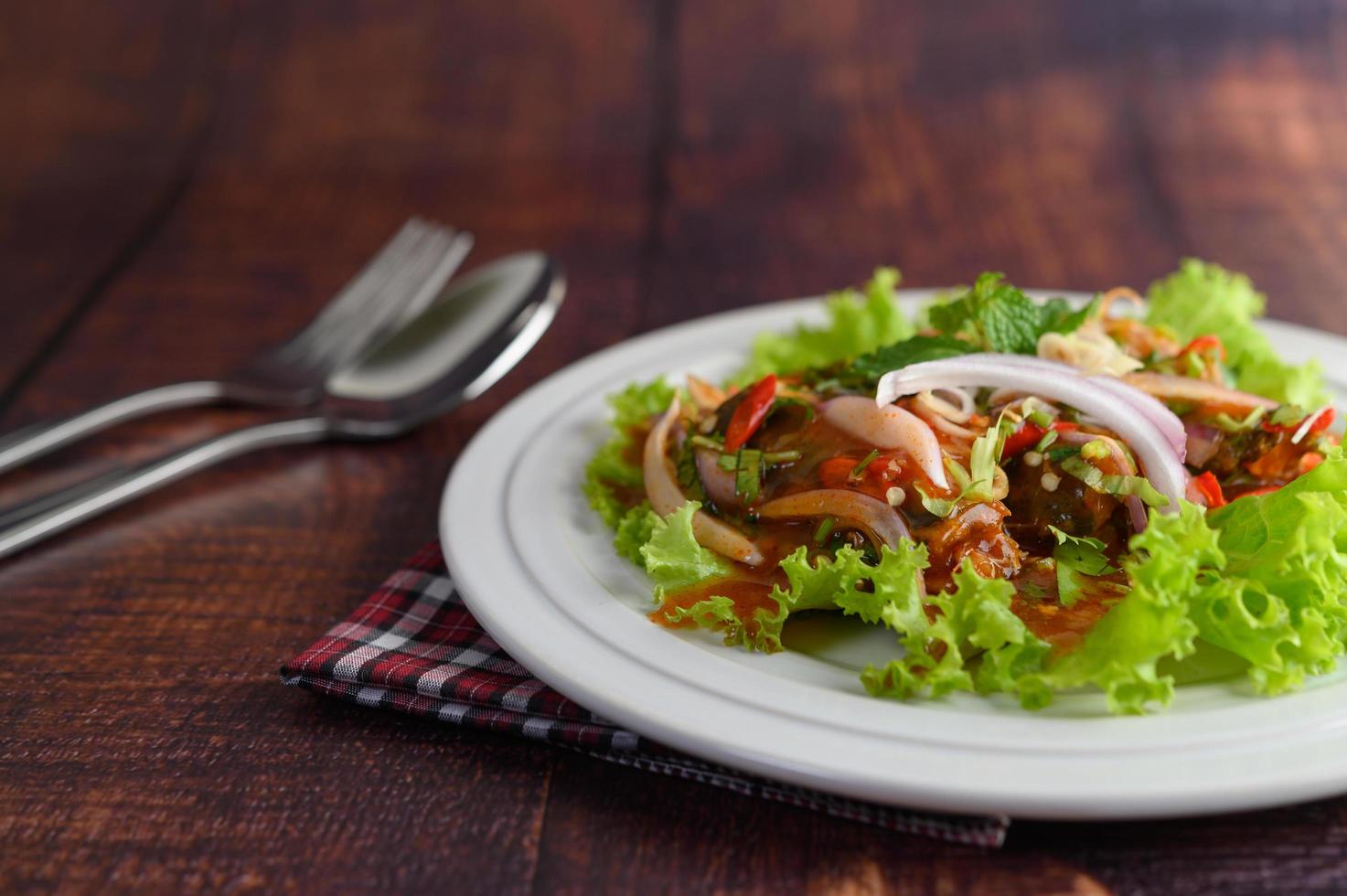 würziger Salat mit Sardinen in Tomatensauce foto