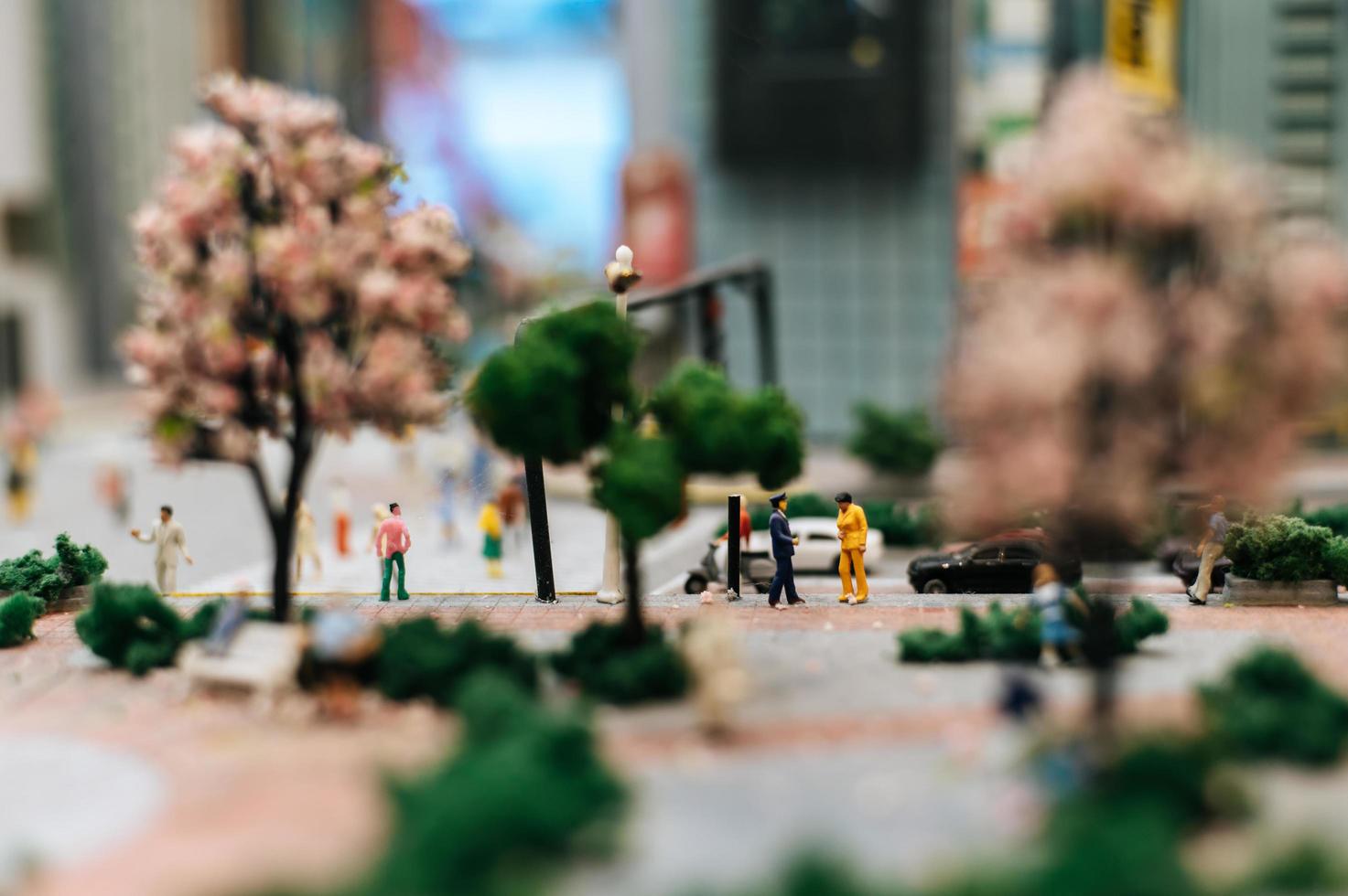 Nahaufnahme der kleinen Miniatur-Verkehrspolizei foto