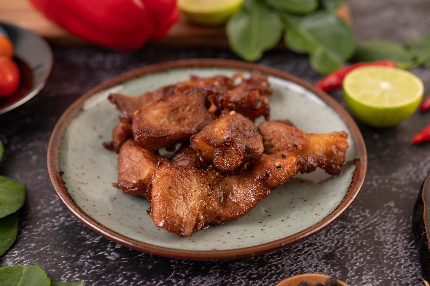 Schweinekotelett mit Chilis und Knoblauch foto