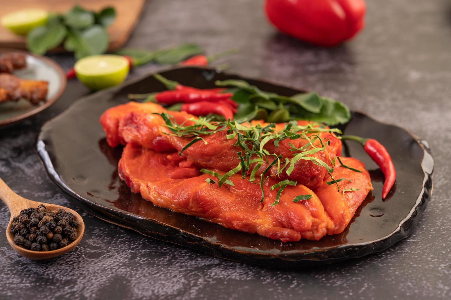 mariniertes Schweinefleisch mit Chilischoten foto