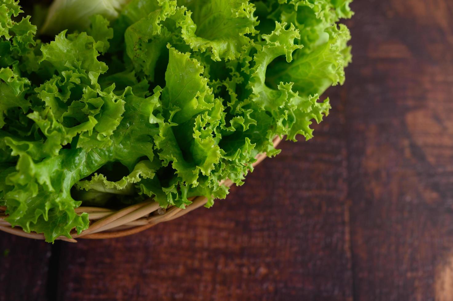 grüner Salat in einem Weidenkorb foto