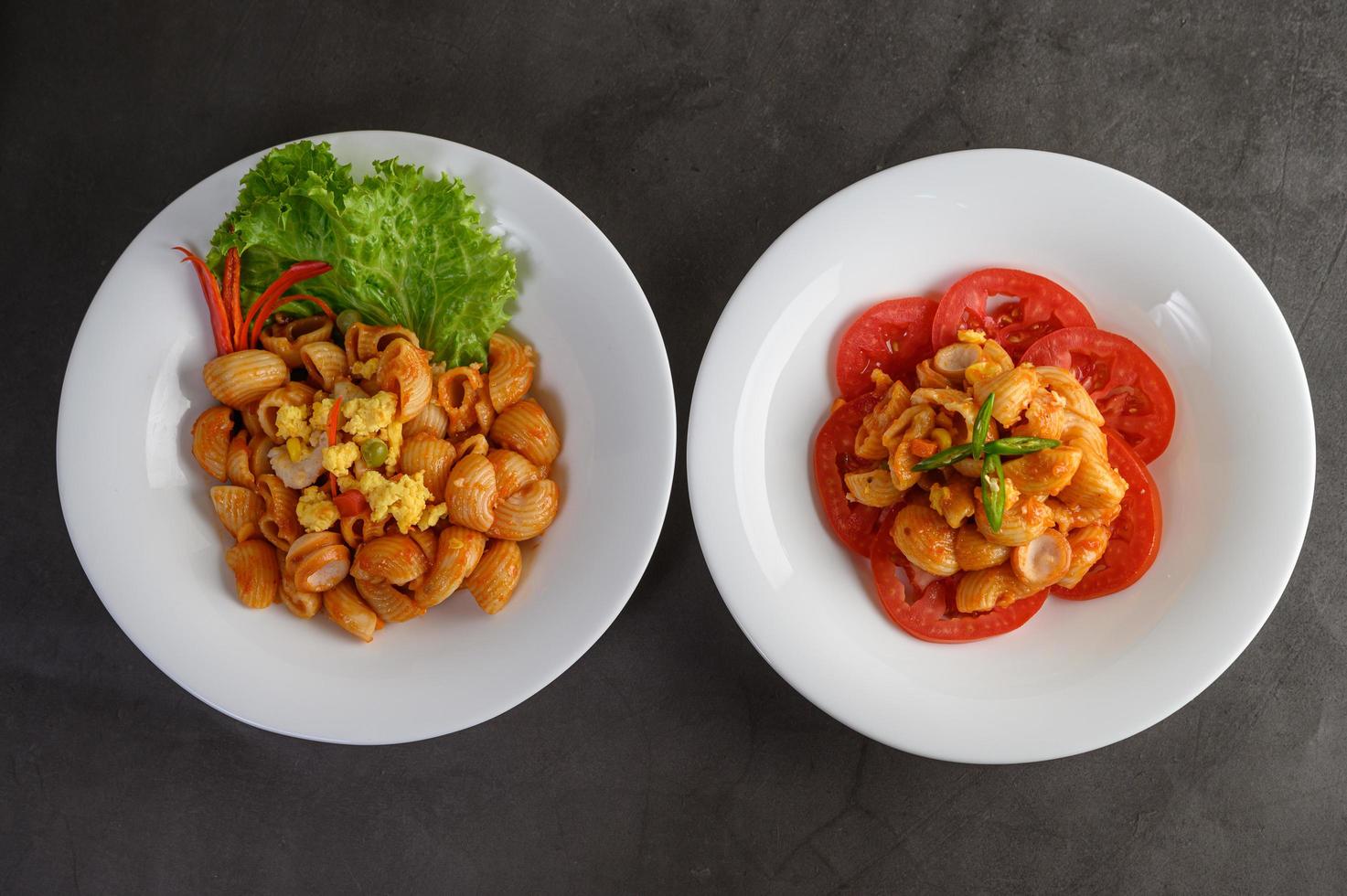 Italienische Nudeln mit Tomatensauce anrichten foto