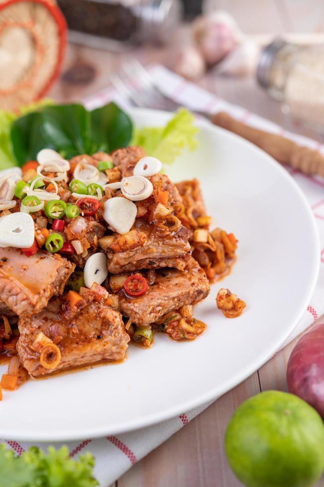 würziges Schweinefleisch mit Tomaten gehackt foto