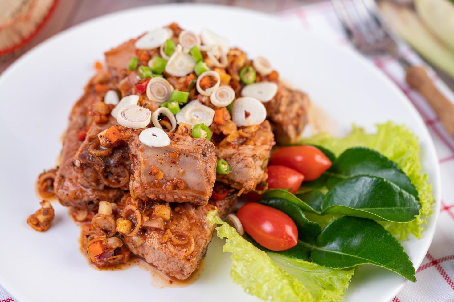 würziges Schweinefleisch mit Tomaten gehackt foto