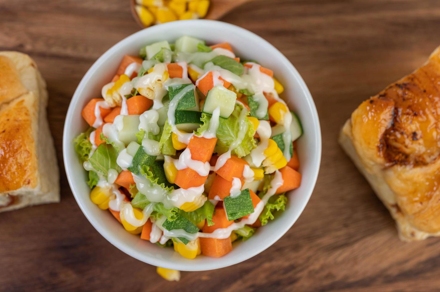 Gurken-, Mais-, Karotten- und Salatsalat foto