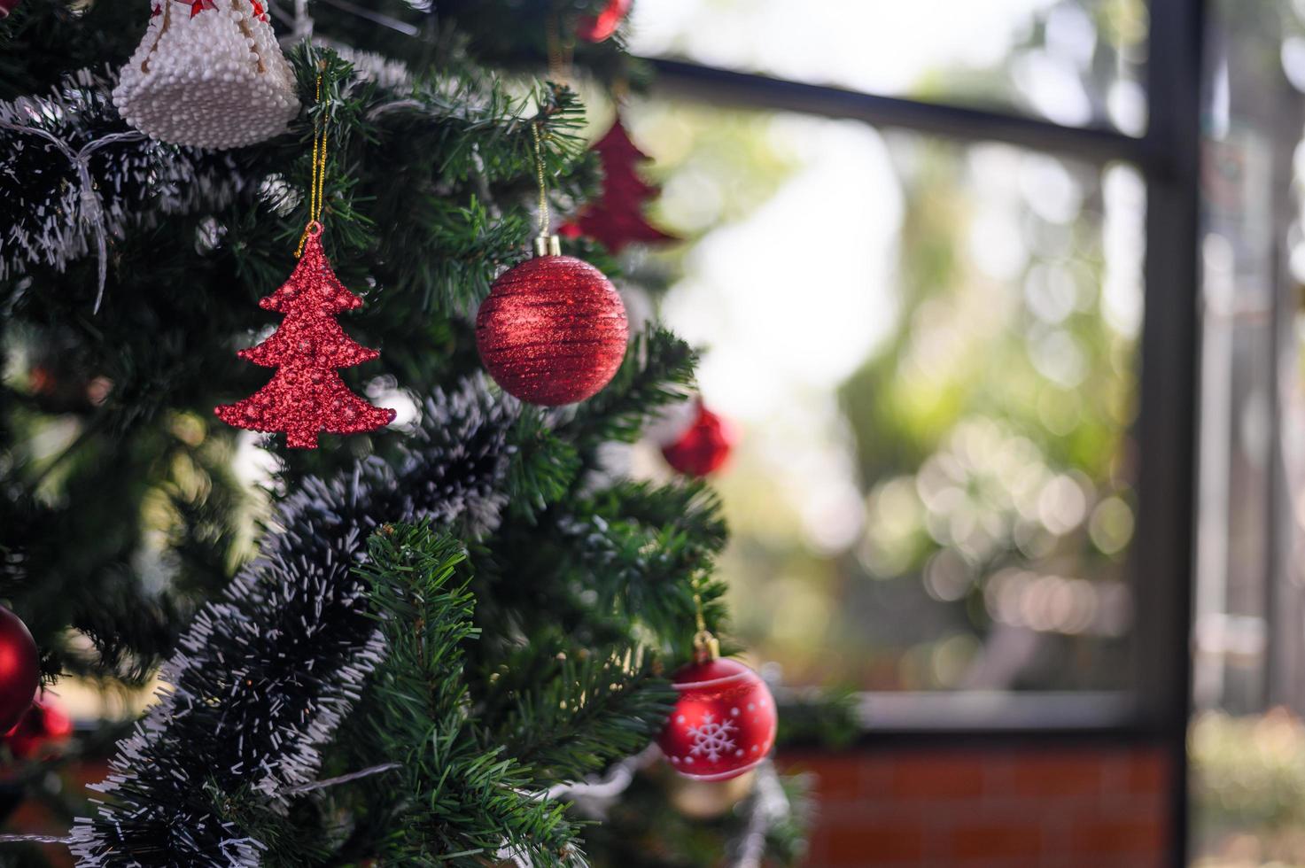 Nahaufnahme von Weihnachtsbaumschmuck foto