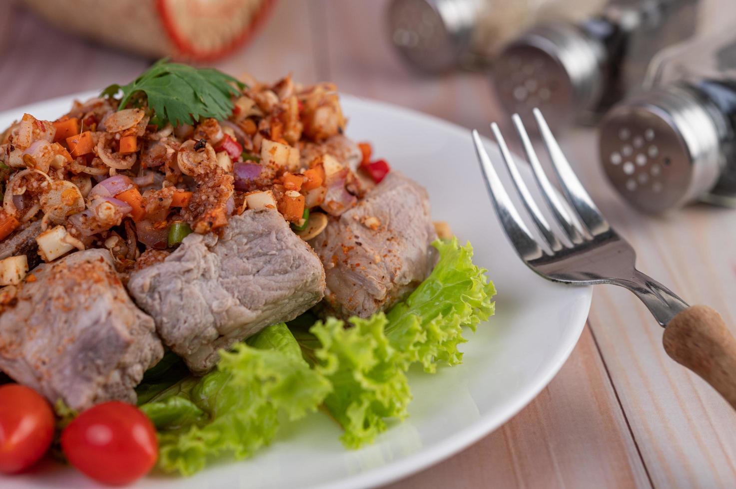 würziges Schweinefleisch mit Tomaten gehackt foto