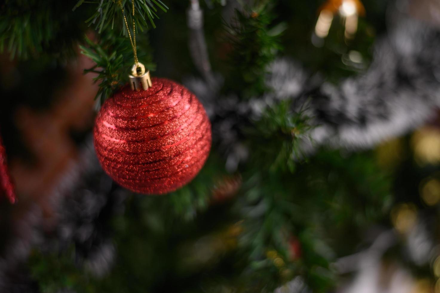 Nahaufnahme einer roten Weihnachtsbaumverzierung foto