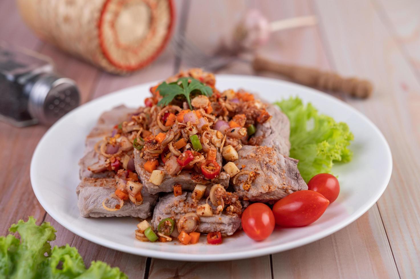 würziges Schweinefleisch mit Tomaten gehackt foto