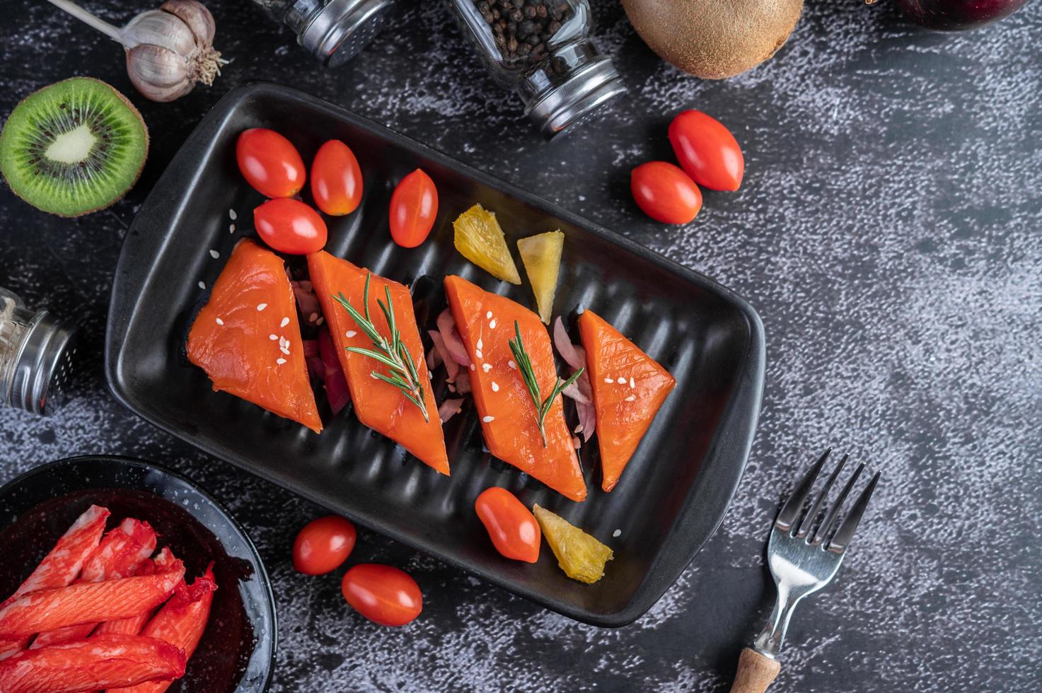 rohes Lachsfilet mit Pfeffer, Kiwi, Ananas und Rosmarin foto