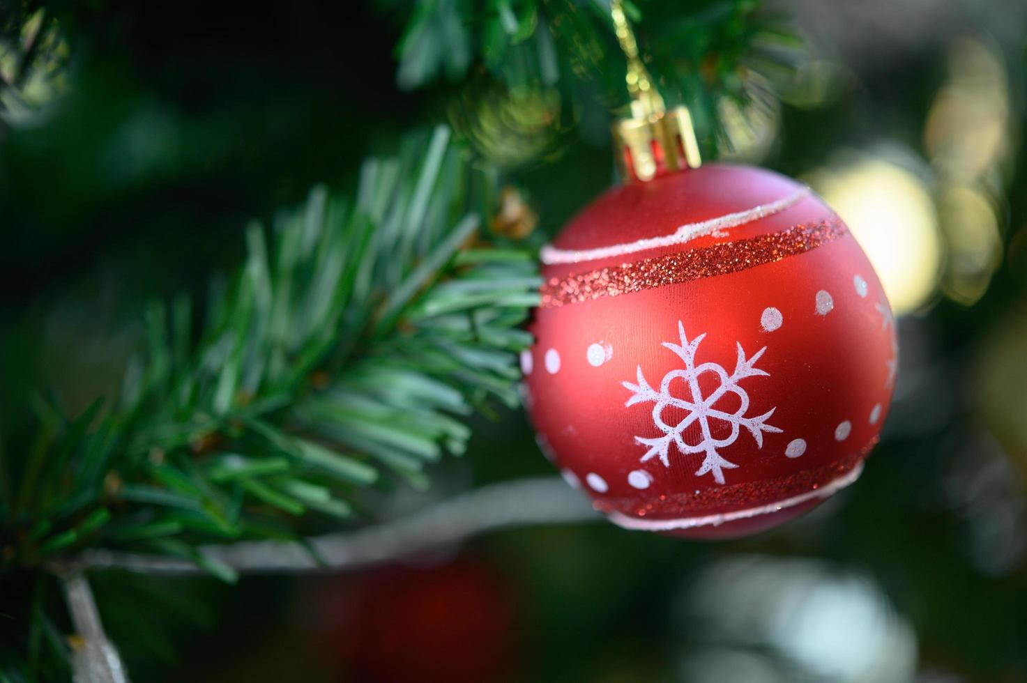 Nahaufnahme einer roten Weihnachtsbaumverzierung foto